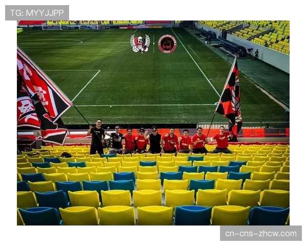 特写：一次成功的边路联合压迫，导致对手回传失误出边线